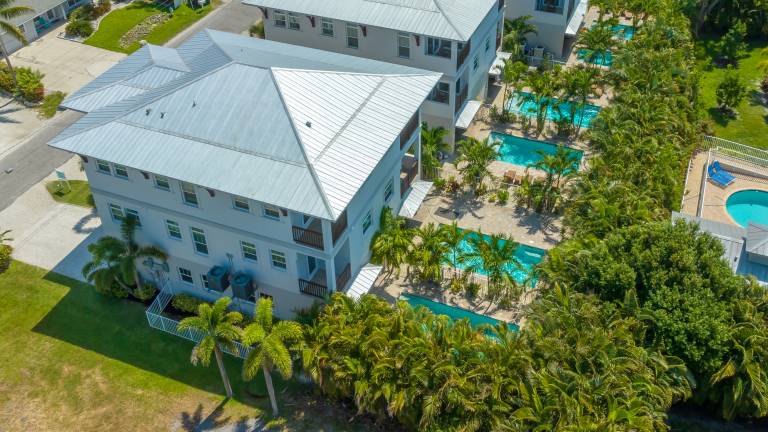 Casa Stolida Pet Friendly Ping Pong Table, Private Heated Pool, Steps to Beach! — photo 3