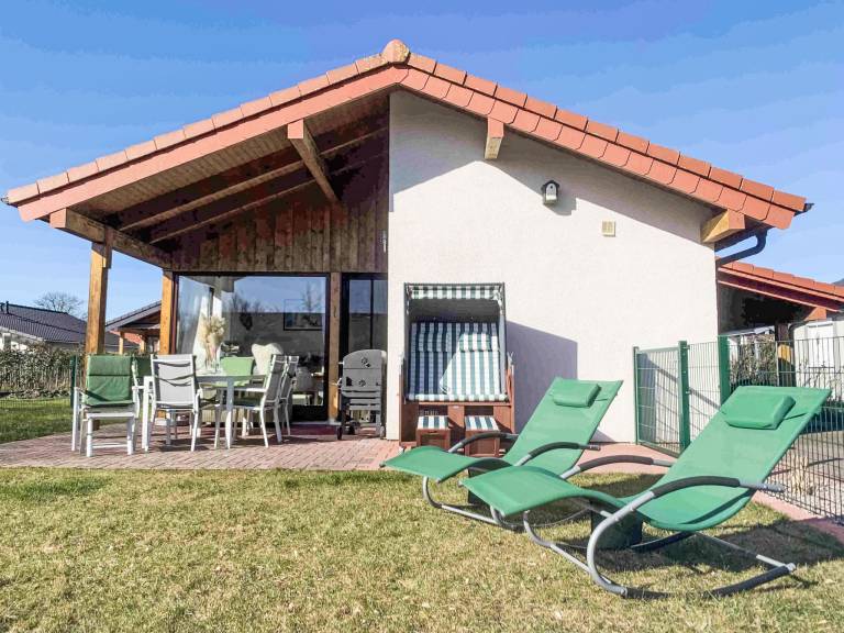Vacation home with garden, grill & patio in Butjadingen