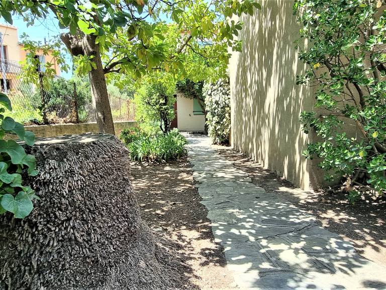 Vacation home with yard — photo 5