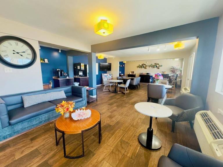 Deluxe Inn & Suites in Junction City, KS