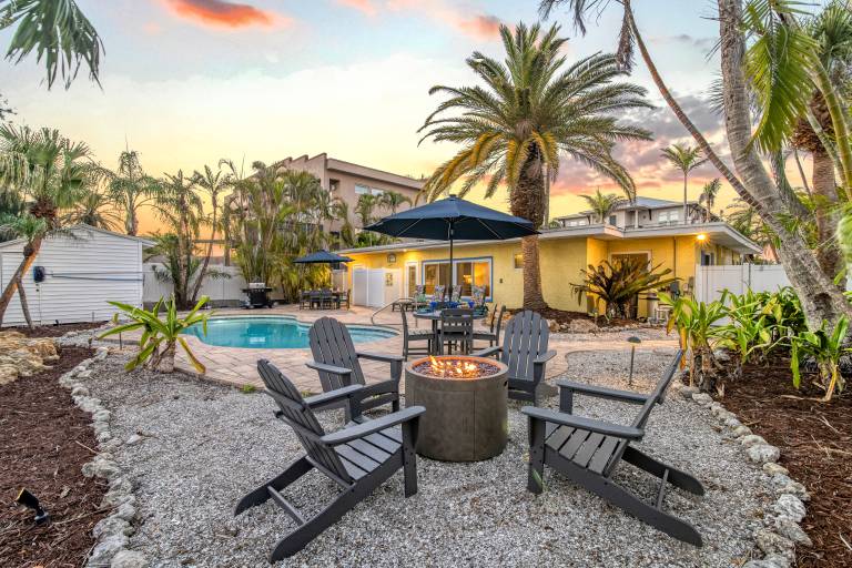 Vacation home with private pool & barbecue in Sarasota, FL