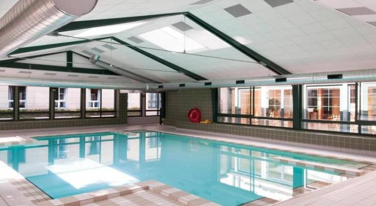 Serviced apartment with patio & pool in Serris