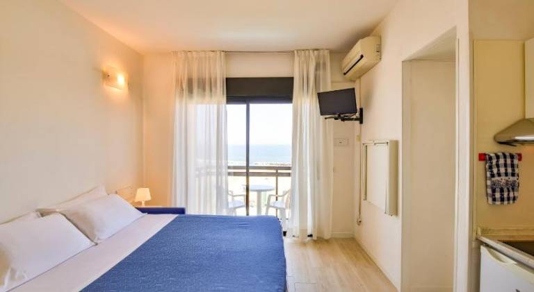 Serviced apartment with yard, terrace & private pool | Next to the beach | Pet-friendly — photo 2