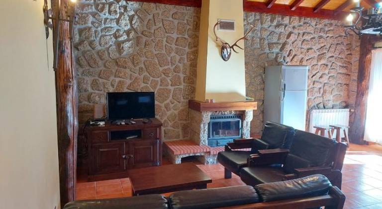 Fully equipped chalet with yard, patio & private pool | Pets allowed — photo 2