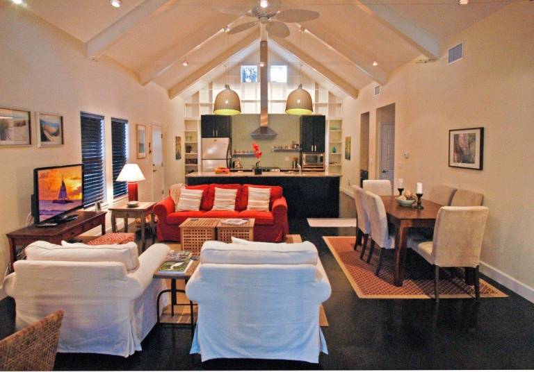 Beautiful 3/2.5 House Big Fenced Yard -Walk to Beach, coffee, food -Dogs OK in Sarasota, FL