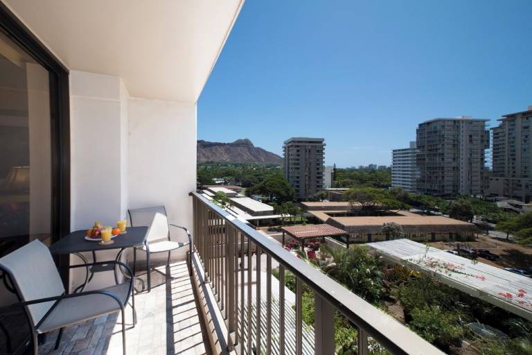 Waikiki Sunset Close to Beach with Parking — photo 4
