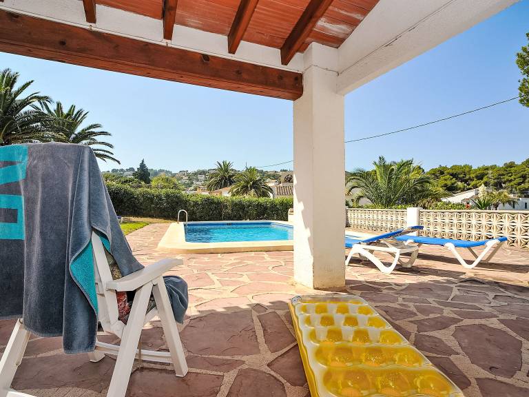Vacation home with barbeque, garden & private pool — photo 2