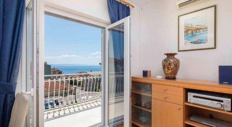 Pleasant apartment with patio | Next to the beach | Dogs allowed in Tucepi