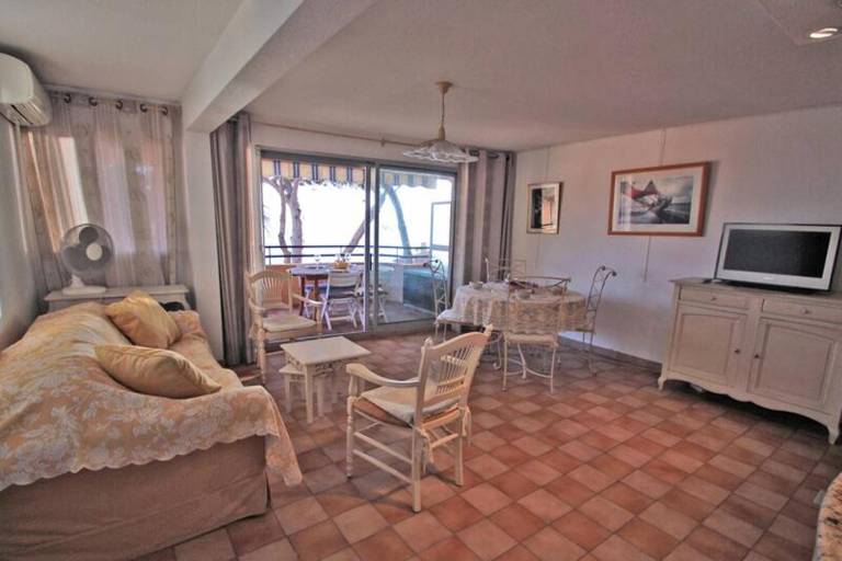 Apartment with patio — photo 4