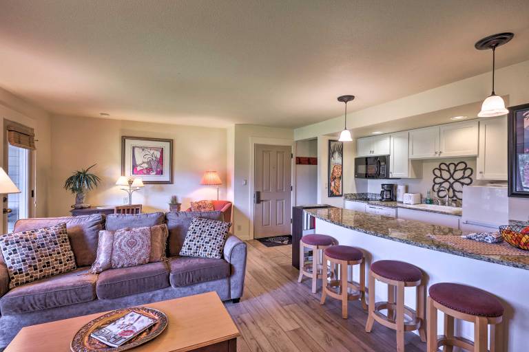 Bend Condo w/ Deck, Resort-Style Amenities & Views — photo 5