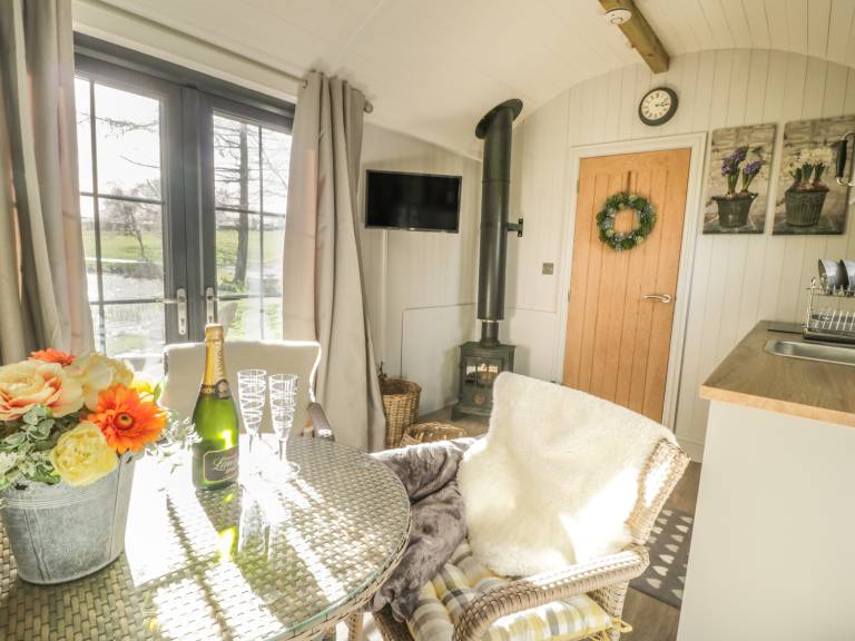Cottage with yard & jacuzzi — photo 3