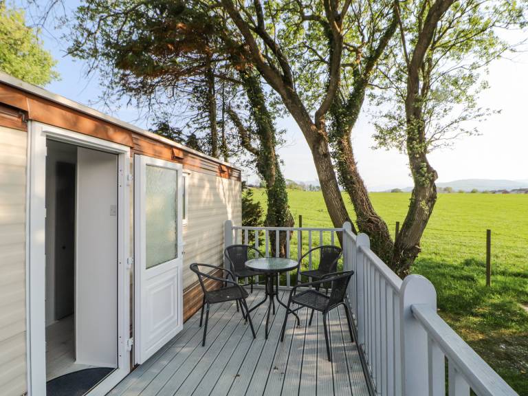 Cottage with garden — photo 2