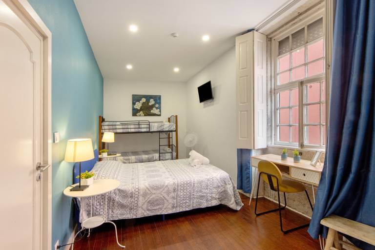 Room 'Quadruplo' with Shared Garden and Wi-Fi in Porto