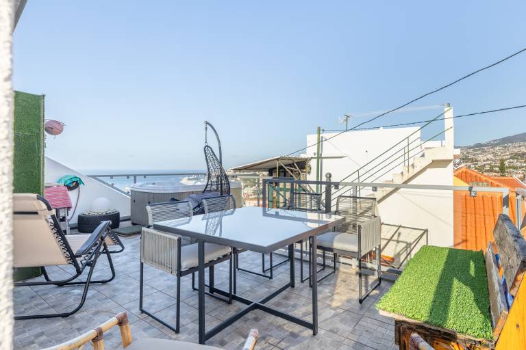 Fully equipped spacious vacation home with grill, fast internet & patio | Next to Farmers Market | Sea view | Pets allowed — photo 5