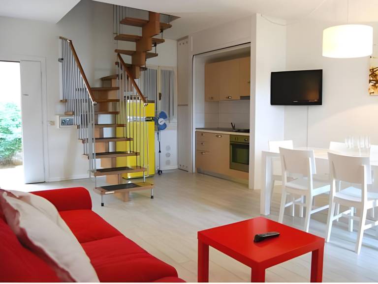 Serviced apartment with pool, terrace & yard | Pets allowed — photo 2