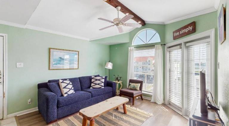 Apartment with jacuzzi & pool in Corpus Christi, TX
