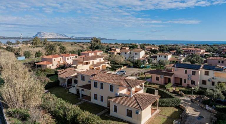 Rental apartment with terrace & yard in San Teodoro