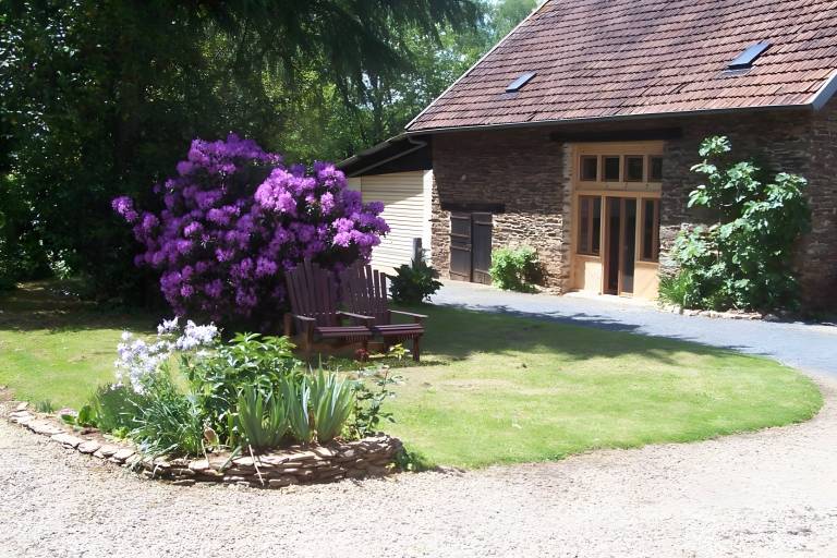 Fully equipped cottage with garden, fast internet & pool | Garden view | Pets allowed in Limoges