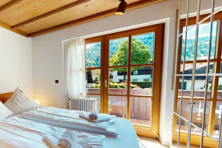 Alpine comfort on two floors - cozy vacation apartment with three balconies — photo 3
