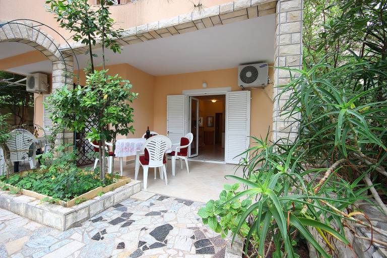 Charming apartment with patio, hot tub & grill | Pets allowed in Novalja