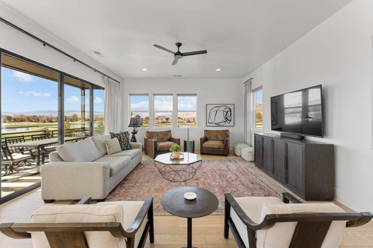 Fully equipped beautiful condo with hot tub, barbecue & pool | Dogs allowed in Washington, UT