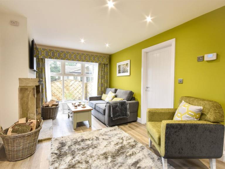 Cottage with hot tub, yard & terrace | Dogs allowed — photo 4
