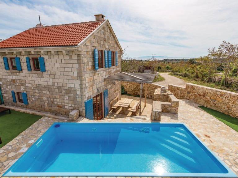 Vacation home with barbecue, private pool & garden — photo 2