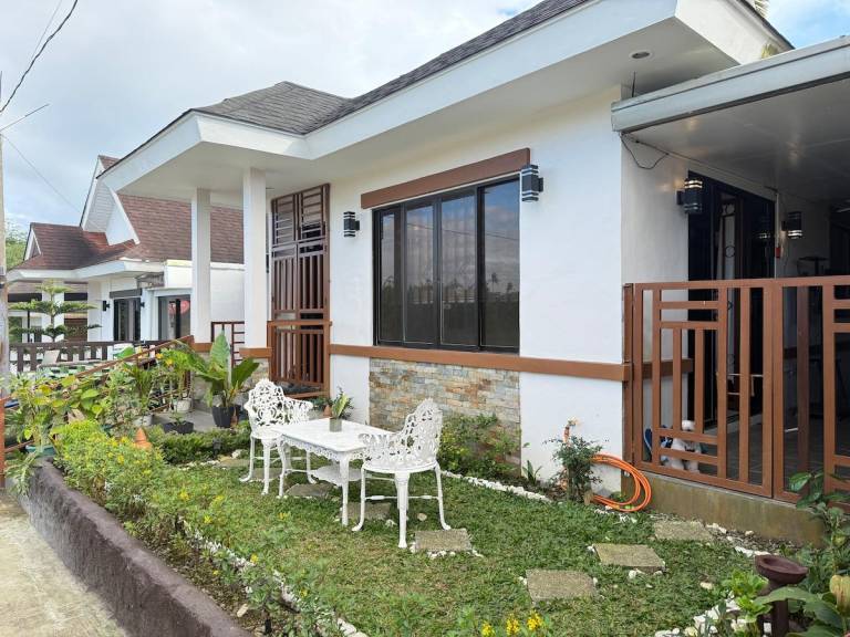 Vacation home with yard & BBQ in Tagaytay
