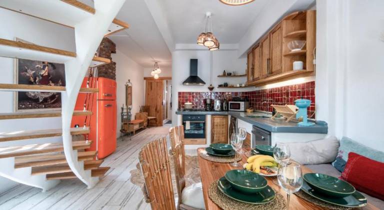 Fully equipped nice vacation home with hot tub & patio | Near Galata Tower | Suitable for remote work | Pets are welcome — photo 4