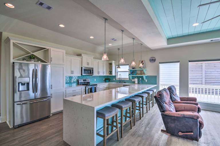Steps to Gulf: Crystal Beach Home w/ Deck & Views — photo 4