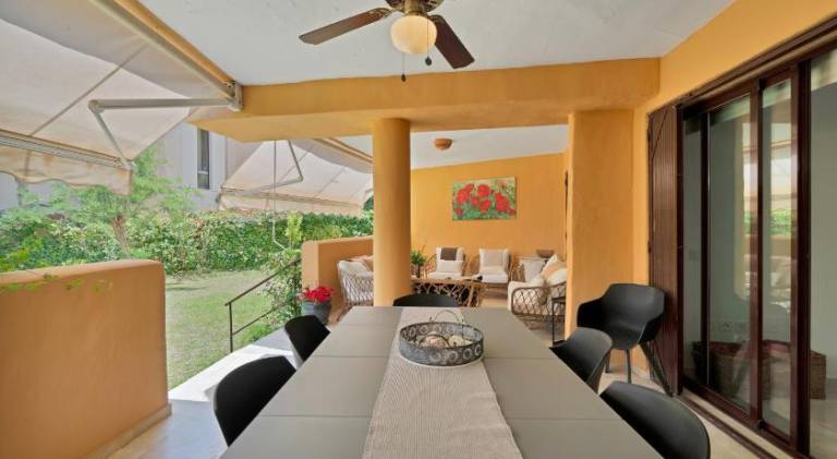 Apartment with patio, BBQ & pool — photo 4