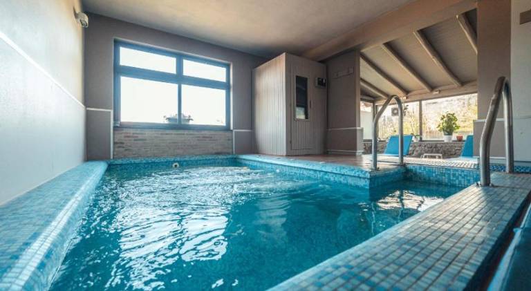 House with pool & hot tub — photo 2