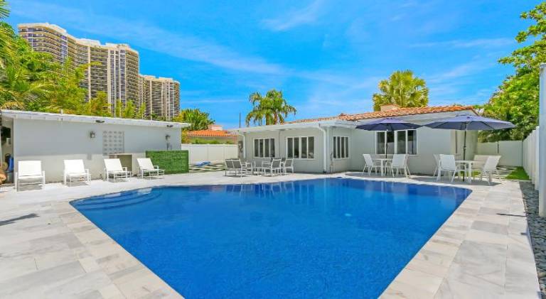 House with pool — photo 5