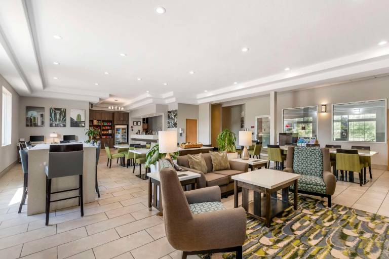 Best Western Plus Des Moines West Inn & Suites in Clive, IA