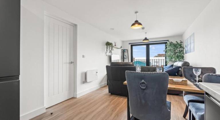 Central Liverpool 2 Bedroom Apartment, Large, Modern, WIFI, Sleeps 4 — photo 4