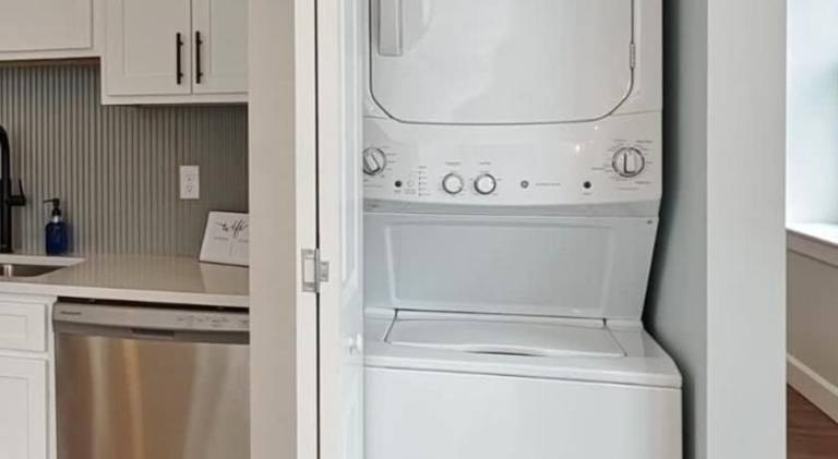 Fun Cozy Apts - 1 25 Mile Walk to TIAA Bnk Fld — photo 4