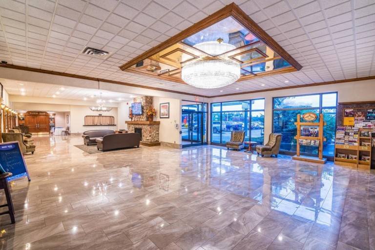 Ramada by Wyndham Thunder Bay Airlane Hotel — photo 2