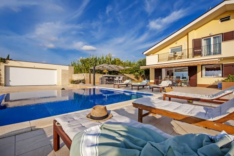 Children-friendly beautiful villa with private pool, garden & terrace | Pets are welcome — photo 2