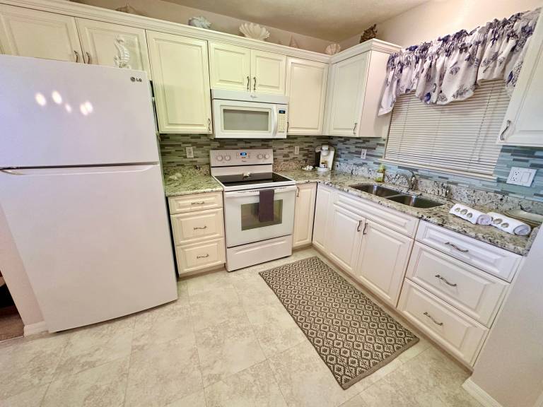 Adorable 2 bed 1 full bath beach bungalow is sure to please! — photo 4