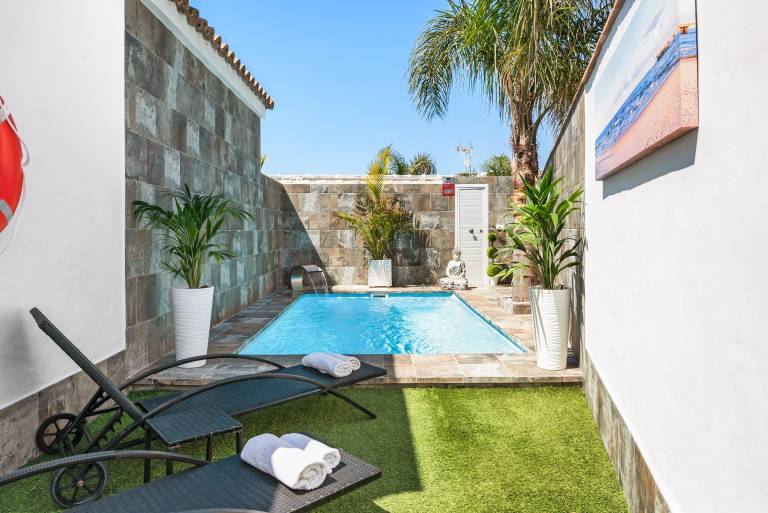 Fully equipped house with BBQ, heated pool & patio | Garden view | Pets allowed — photo 2