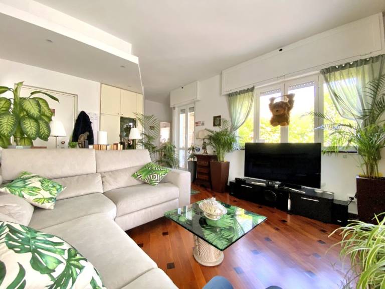 Apartment with hot tub — photo 2