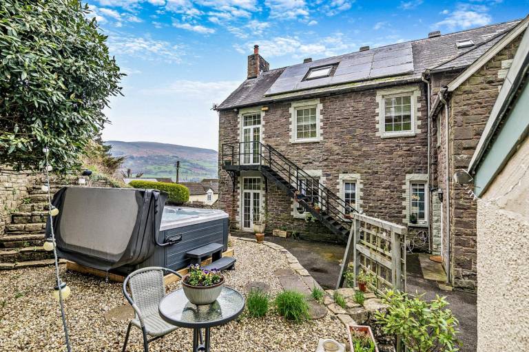 Cottage with garden, grill & hot tub in Crickhowell