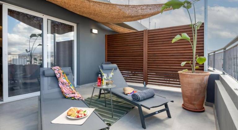 Rental apartment with patio & hot tub — photo 3