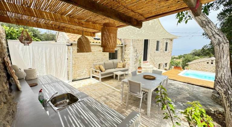 Rental apartment with BBQ, garden & private pool in Paxos