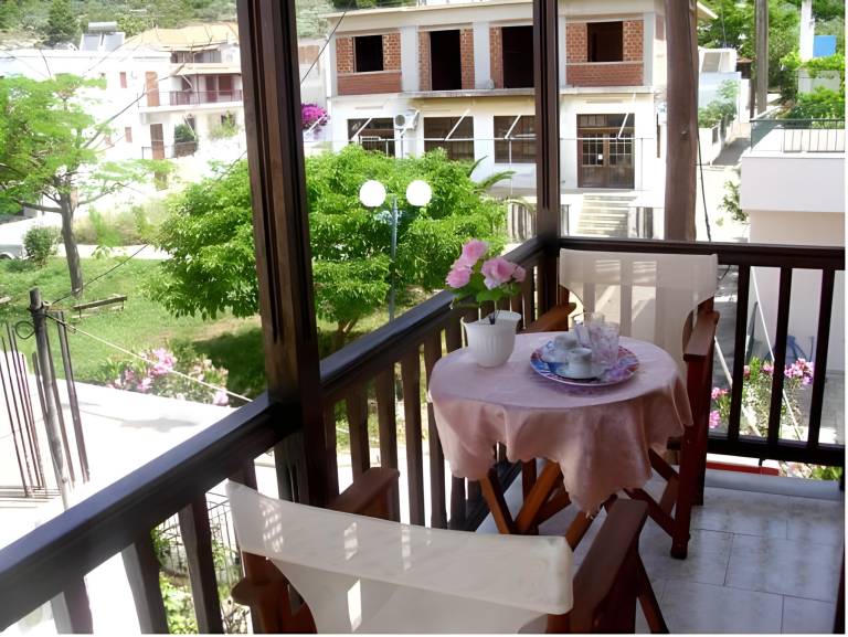 Holiday apartment with patio & garden — photo 3