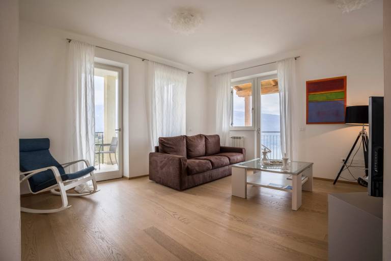 Holiday apartment with pool & yard | Lake view — photo 4