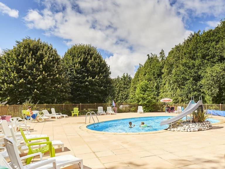 Chalet with patio & heated pool | Dogs allowed in Pontivy