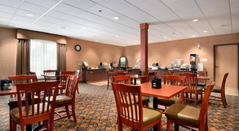 Days Inn & Suites by Wyndham Strathmore — photo 4