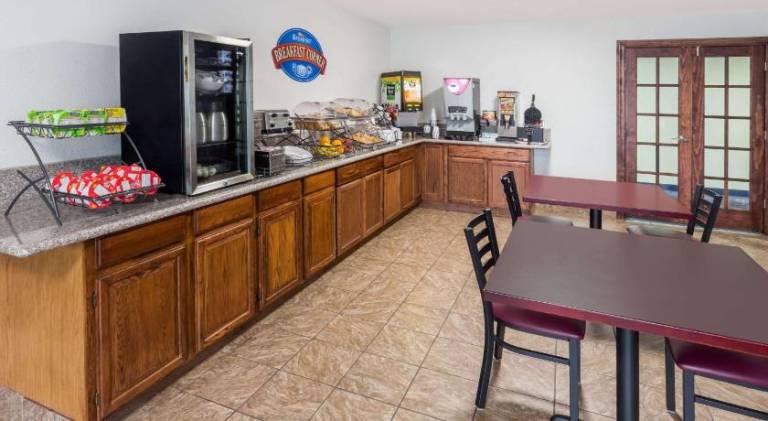 Econo Lodge Inn & Suites Wisconsin Dells — photo 5