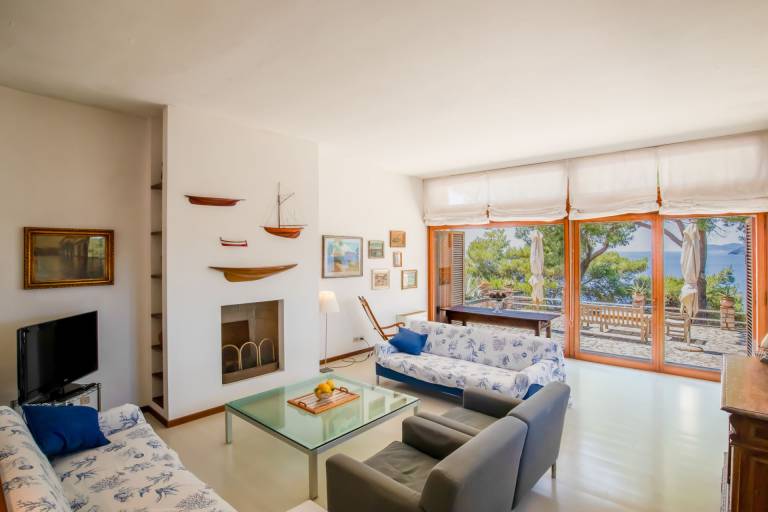 Villa with private pool, patio & yard — photo 4